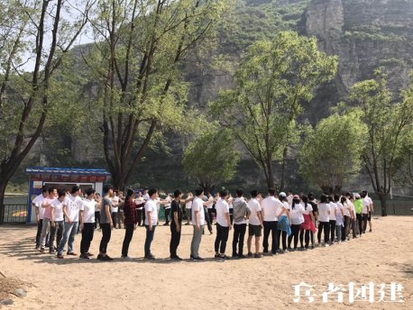 北京拓展训练公司团建基地组织学生参加毕业墙活动